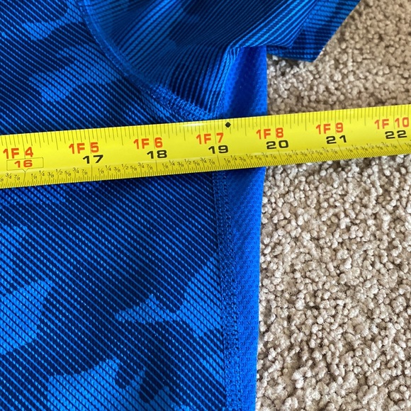 MEN’S Nike running dry fit shirt with reflective Nike swoosh & reflective tab - Picture 8 of 9